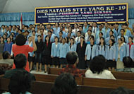 Ratusan mahasiswa dan alumni STTT membuka kegiatan Dies Natalis XIX dengan menanyikan Mars STT Tenggarong