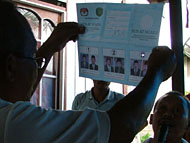 Para petugas KPPS di Kelurahan Melayu, Kecamatan Tenggarong, ketika mulai melakukan penghitungan suara. Secara umum Pilkada di Kukar berlangsung aman, tertib dan lancar.