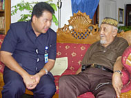 Ketua Tim Insiator Deklarasi dan Sempekat Pore Masyarakat Adat Kutai Ir H Awang Yacoub Luthman MM saat berbincang dengan Sultan Kutai H Adji Mohd Salehoeddin II