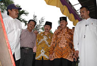 Sultan Kamal Bawazier (kanan) didampingi Bupati Prof Syaukani tampak serius menyimak pemaparan dari Kadis PU Kukar Sugiyanto (kiri)
