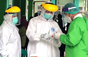 Petugas kesehatan saat melakukan pengambilan sampel swab secara massal di Sanga-Sanga