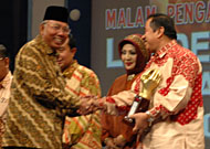 Mensos RI Bachtiar Chamsyah menyerahkan trofi High Achievement Award 2006 kepada Bupati Kukar H Syaukani HR