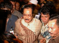 Syaukani saat dikawal menuju ruang persidangan