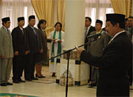 Bupati Kukar Dr H Syaukani HR MM (kanan) ketika melantik pejabat eselon II, III hingga IV di lingkungan Pemkab Kukar