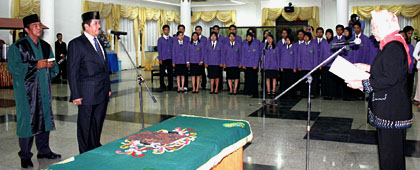 Suasana pelantikan H Syaukani HR sebagai Rektor Unikarta periode 2005-2009