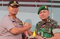Kapolres AKBP Anwar Haidar menyerahkan potongan tumpeng kepada Dandim 0906/Tgr Charles Alling