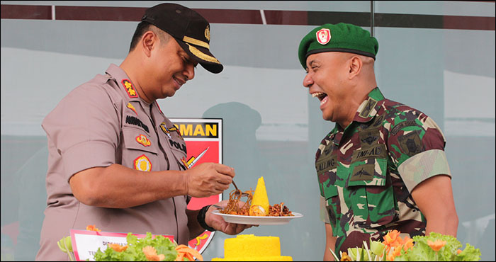 Dandim 0906/Tgr Charles Alling sempat tertawa ketika mengetahui Kapolres Kukar AKBP Anwar Haidar ternyata akan menyuapkan nasi tumpeng kepada dirinya