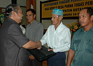 Wabup Samsuri Aspar secara simbolis menyerahkan bantuan kepada mantan Kades se-Kukar