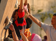 Beberapa orang anak bermain di salah satu dinding panjat yang ada di Taman Jembatan Kartanegara. Keberadaan taman bermain ini menjadi salah satu kriteria yang membuat Kukar menjadi proyek percontohan Kota Layak Anak