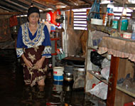 Keadaan rumah nek Hamsinah yang telah terendam air pasang luapan sungai Mahakam