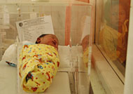 Seorang gadis kecil memperhatikan bayi yang baru ditemukan dari balik jendela di Bangsal Anak RSUD AM Parikesit