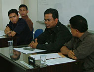 Ketua Tim Sukses Pembaharuan HM Ali Hamdi (kedua dari kanan) ketika mempertanyakan tindak lanjut Panwas Pilkada Kukar terhadap beberapa kasus