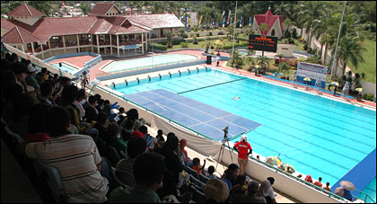 Suasana Kolam Renang Putri Junjung Buih Tenggarong yang dipadati penonton