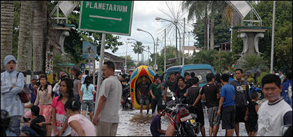 Suasana Jalan Diponegoro depan Planetarium Jagad Raya yang berubah menjadi kawasan pemandian
