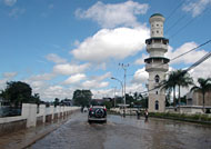 Kawasan Jl Mayjen DI Panjaitan yang berada di tepi Sungai Tenggarong turut terendam