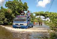 Jalan Danau Melintang untuk pertama kalinya terendam air hingga hampir selutut