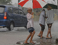 Dengan menggunakan payung, beberapa bocah melangkahkan kakinya menuju masjid untuk melaksanakan Sholat Ied