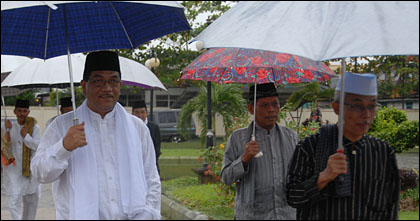Sekkab Kukar HM Aswin (kiri) dan pejabat Muspikab usai melaksanakan Sholat Ied di Masjid Agung Sultan Sulaiman