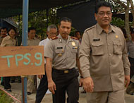 Sekkab HM Aswin dan rombongan usai meninjau TPS 9 Desa Loa Kulu Kota
