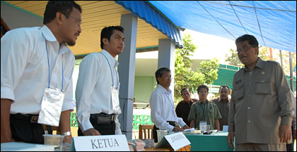 Petugas KPPS 1 Kelurahan Timbau menjelaskan pelaksanaan pemungutan suara di TPS tersebut kepada Sekkab/Ketua Desk Pilkada Kukar HM Aswin