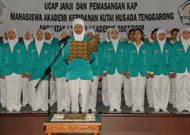 Mahasiswi Akbid saat mengucapkan janji