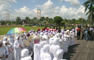 Ibu-Ibu Kelompok Yasinan dan Hadrah saat menlantunkan salawat habsy