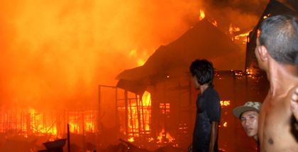 Api dengan cepat berkobar melalap rumah warga yang terbuat dari kayu