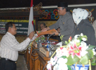 Ketua Timses Pembentukan Kuteng, Asnan Hifni, menyampaikan dokumen usulan pembentukan Kuteng kepada Ketua DPRD Kukar H. Rahmat Santoso