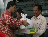 Deputi Kandatel Samarinda, Taufik Qurahman menyerahkan telepon CDMA ke perwakilan desa