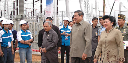 Presiden RI Susilo Bambang Yudhoyono bersama Ibu Negara ketika berada di lokasi proyek PLTU Embalut, Kecamatan Tenggarong Seberang