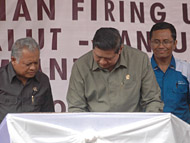 Presiden SBY menandatangani prasasti peresmian Firing Unit I PLTU Embalut