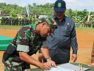 Dandim 0906/TGR Hardani LA didampingi Sekkab HM Aswin menandatangani berita acara serah terima hasil TMMD