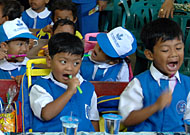 Murid TK Tunas Inti menyikat gigi mereka mengikuti cara yang dicontohkan petugas Puskesmas Tenggarong Seberang