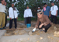 Pendiri Yayasan Amal Sejahtera Saiful Aduar turut memasang batu pondasi pembangunan SDIT Insan Cendekia