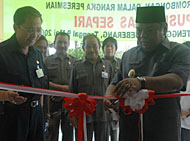 Wabup Samsuri Aspar melakukan pemotongan pita saat meresmikan Puskesmas Induk Desa Separi