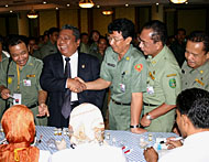 Wabup Samsuri Aspar saling menyampaikan ucapan selamat kepada Sekkab Kukar HM Husni Thamrin setelah hasil tes urine kedua pejabat teras Pemkab Kukar ini dinyatakan negatif