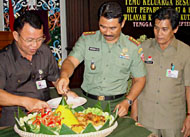 Mantan pengurus FKPPI Kukar Drs H Abidinsyah Kadrie MM memotong tumpeng bersama Dandim 0906/TGR dan Asisten III Pemkab Kukar Drs AR Ruznie Oms SH MM pada acara Temu Keluarga Besar TNI se-Kukar