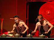 Seniman Kelompok Topa, Aci dan Andi, saat memainkan komposisi bertajuk Ulak Gong