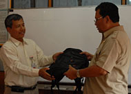 Rochmat Djatmiko menyerahkan bantuan secara simbolis kepada Kepala Badan Kesbang Linmas Kukar H Darmansyah