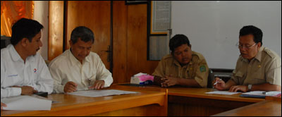 Kepala Badan Kesbang Linmas H Darmansyah (kanan) dan Kepala Departemen CSR dan Hubungan Pemerintahan Total E&P Indonesie Rochmat Djatmiko menandatangani berita acara serah terima bantuan