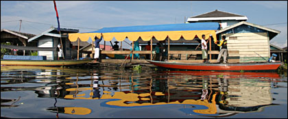 Warga desa Semayang, Kecamatan Kenohan, ketika mempersiapkan TPS Terapung di wilayahnya, Selasa (31/05) pagi