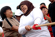 Tariikkk! Ibu-ibu ini pun menarik tambang dengan sekuat tenaga