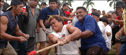 Para anggota tim KONI A yang berhasil menjadi Juara I Lomba Tarik Tambang
