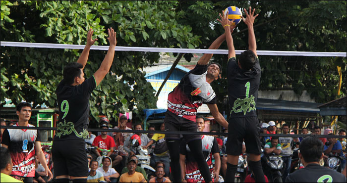 Turnamen bola voli KONI Cup Kukar 2016 memperebutkan piala bergilir KONI Cup dan total uang tunai sebesar Rp 25 juta