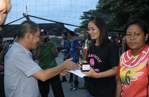 Ketua PBVSI Kukar Isnaini menyerahkan hadiah juara I kepada tim putri Tenggarong