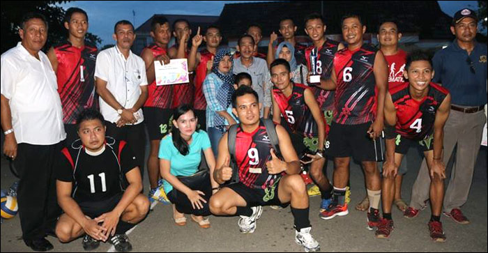 Tim putra Tenggarong bersama jajaran pengurus Pengkab PBVSI Kukar usai menerima trofi juara I KONI Kukar