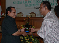 Ir Gatot Murdjito MS dari UGM (kanan) menyerahkan cenderamata kepada Kepala Bapemas Kukar Drs H Abubakar HA