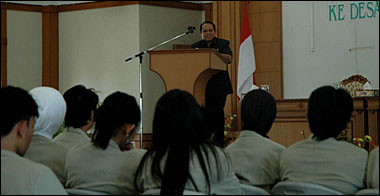 Kepala Bapemas Kukar Drs H Abubakar HA saat memberikan pengarahan kepada mahasiswa UGM yang akan melaksanakan KKN di Desa Karang Tunggal, Tenggarong Seberang, selama 2 bulan penuh