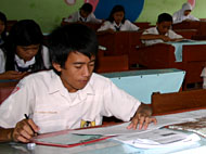 Setelah siswa SLTA, giliran siswa SLTP mengikuti Ujian Nasional