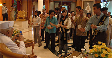 Dengan menggunakan kamera digital, Sultan Kutai H Adji Mohd Salehoeddin II (kiri) mengabadikan momen tari bersama peserta workshop dengan kerabat Kesultanan Kutai